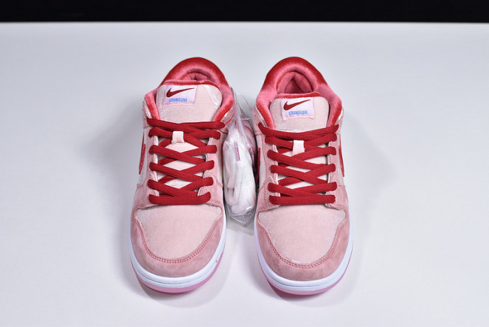 strangelove x nike sb dunk low sb ct2552-800