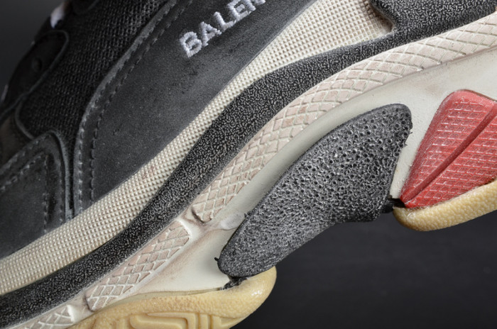 bl 17fw triple s trainer black/ red mens w05m23972