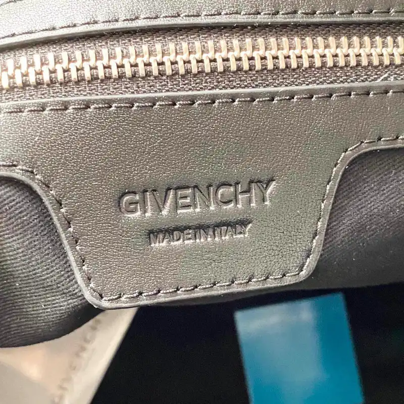 Givenchy Bag 2209SW0050